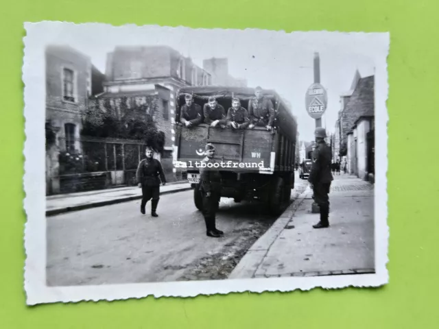 (RB)2024-26, 2 x Foto, Wk2, Straßenszene in Rennes Frankreich, 1940