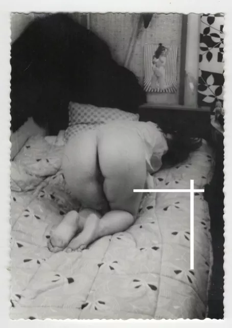 12x9cm Orig. Baryt Foto 1960er Frau mollig Akt nackt Erotik auf Bett - D/Q