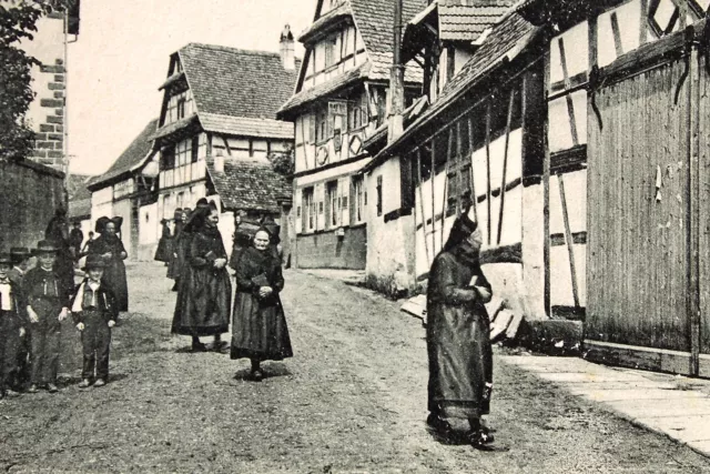 16323 Ak , CPA , Kirchgang Dans Alsace, Étroit Gasse, Enfants, Ancienne Gens, À