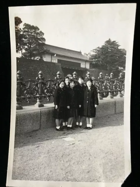 #748 Giapponese Vintage Foto 1940s / Girl Uniforme Scuola Viaggio Commemorativa