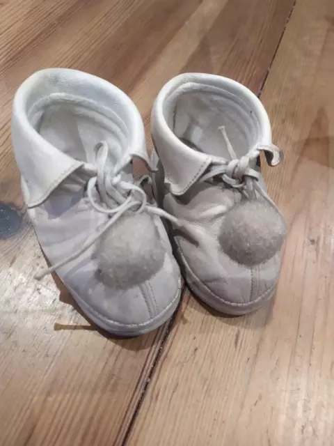 Paire de chaussures ancienne pour poupée ou poupon en cuir souple
