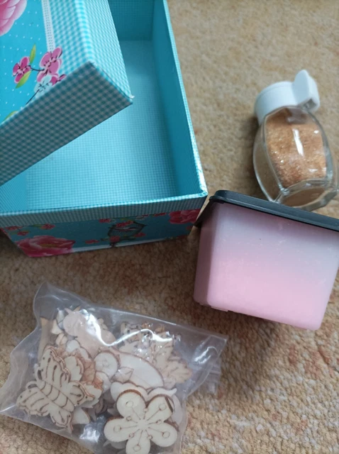 bastelmaterial Pulver Schachtel und Figuren Hobby Aufgabe brauche dringend Platz