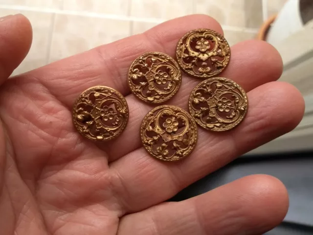 5 anciens boutons en métal ajouré a décor de fleurs Art Nouveau diamètre 1,9 cm