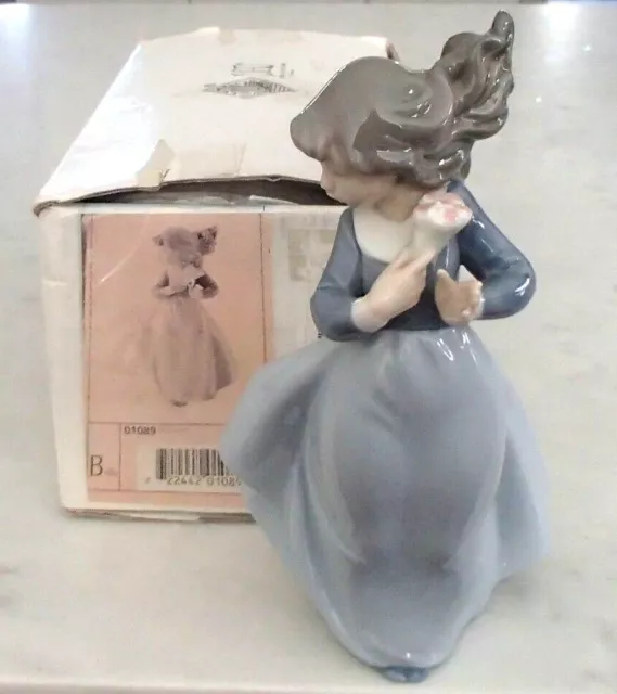 NAO Lladro 1089 "Windy Afternoon" girl with floral bouquet - MIB, RV$125