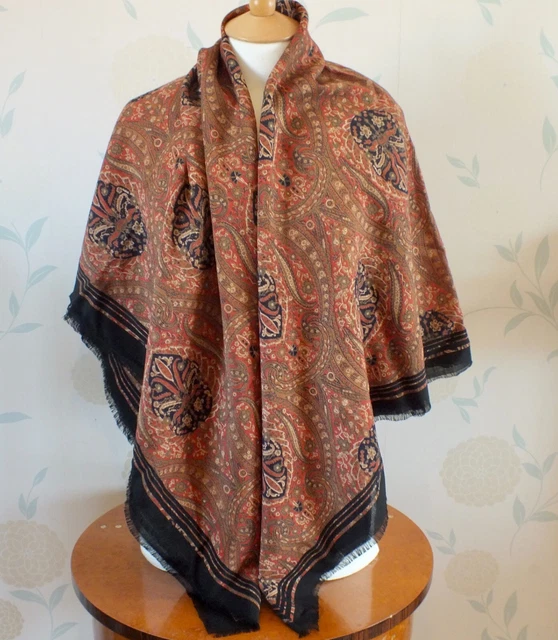 LIBERTY OF LONDON Sciarpa/scialle grande in lana. Splendida