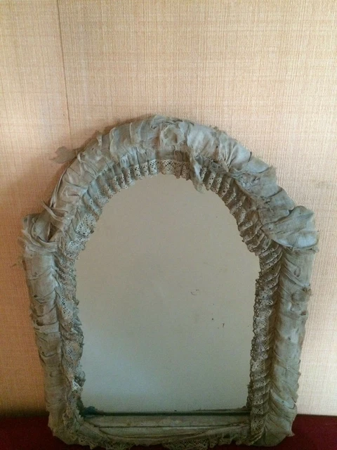 Miroir à poser garni de tissu passé vieux rose  , fin XIX ème siècle .