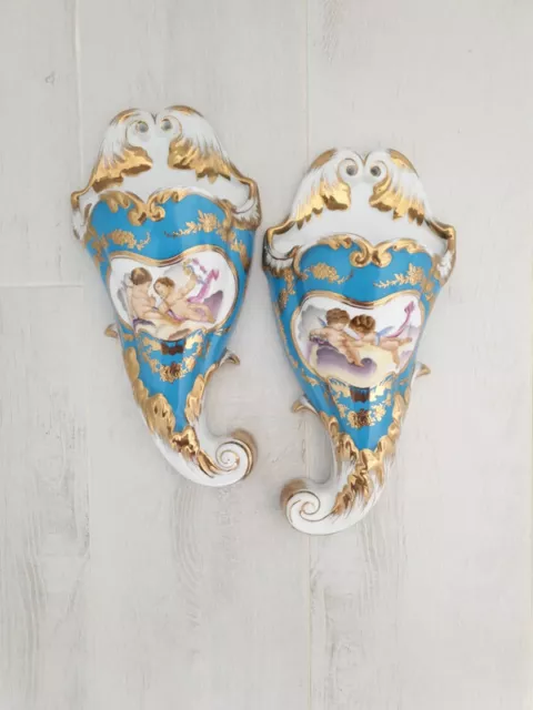 Paire de vases cornets en porcelaine allemande de saxe décor ange angelot putti