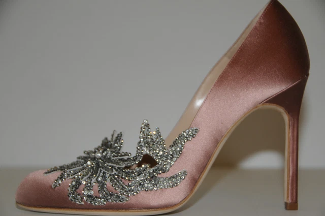 Swan pump manolo blahnik on sale