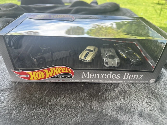 HOT WHEELS PREMIUM Mercedes Benz Garage Collector Set