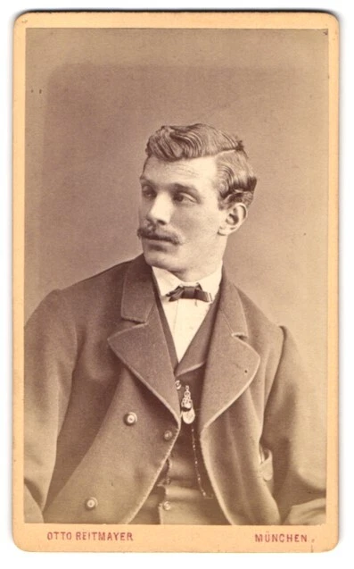 Fotografie Otto Reitmayer, München, Herr im Anzug mit Fliege und gestylten Haar