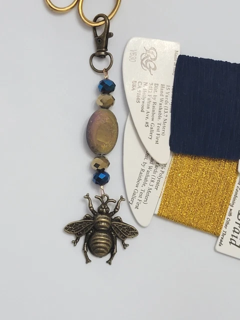 Tijeras bordadas enchapadas en oro con cuentas de abeja azul cobalto y dorado de colección