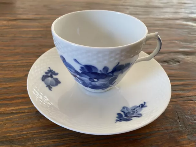 Royal Copenhagen Blaue Blume geschweift mit Korbrand | Kaffeetasse & Untertasse