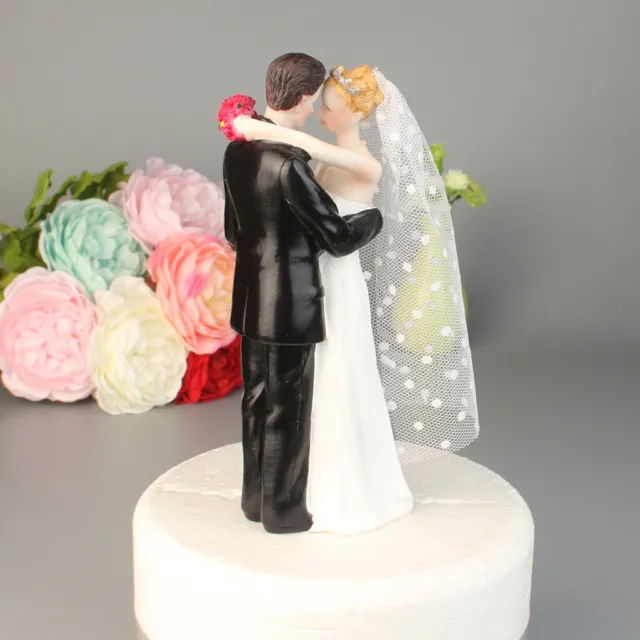 Couple mariée avec figurine de mariage en résine de couleur claire,