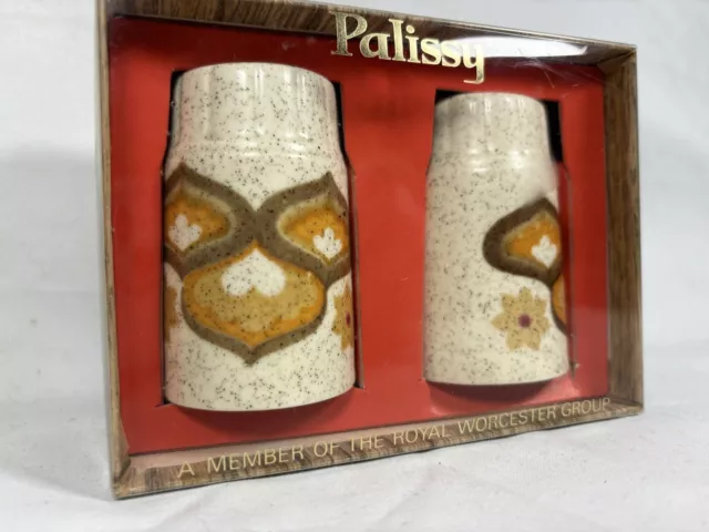 Vintage PALISSY ROYAL WORCESTER Beige Ceramic Salt & Pepper Shaker Set NEW BOXED