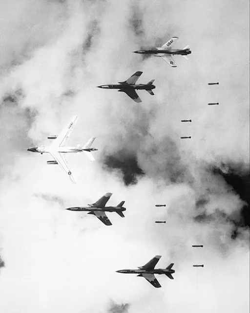 F-105 THUNDERCHIEFS BOMBING NORTH VIETNAM TARGET 11x14 SILVER HALIDE PHOTO PRINT