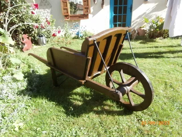 Ancienne roue en métal / Fer forgé riveté / Roue de charrette, chariot,  brouette
