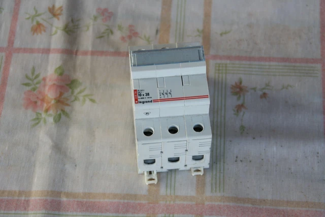 Sectionneur LEGRAND 10 X 38   100 Ka   rèf 058 38  3 pôles   IEC-69-2