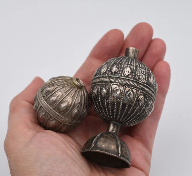 Boite à khôl et une grande perle yéménite Yémen en argent