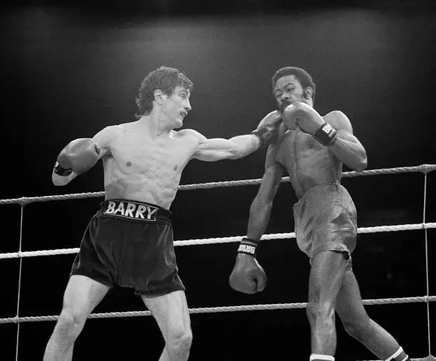 Barry Mcguigan Of Ireland Lands A Punch V Eusebio Pedroza 1985 Old Photo