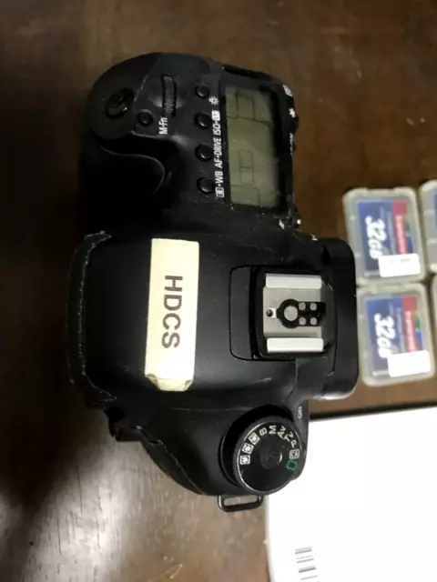 Canon DSLR DS126251 Camera 7D EOS + Carrying Case + Cards - Working Condition