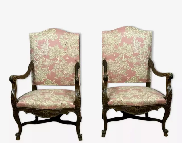 Importante paire de fauteuils louis XV en noyer vers 1850
