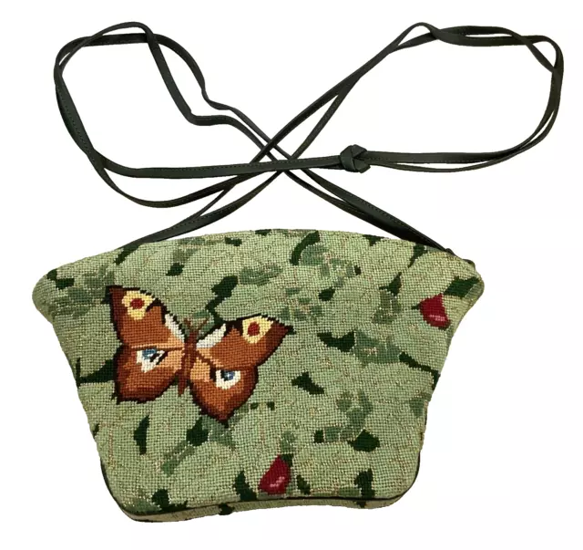 Bolso pequeño Elizabeth Turner con mariposas creadas a punta de aguja en ambos lados
