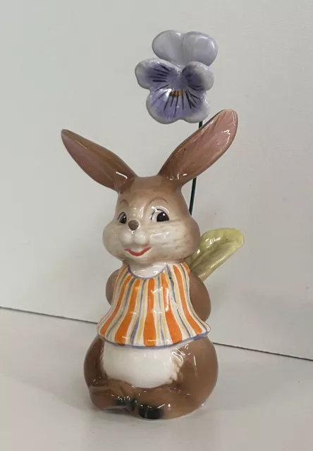 Hase Figur Osterhase mit Blume Stiefmütterchen Goebel Göbel Ostern 608/24