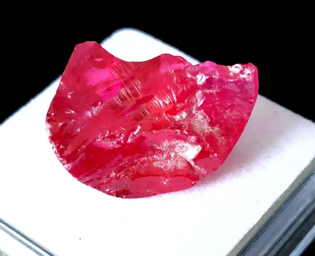 Pietra preziosa grezza sciolta grezza AAA+ rossa del Mozambico non tagliata...