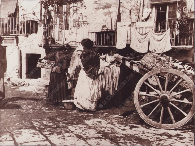 1905 NAPOLI Alla fontana di Santa Lucia RISTAMPA Fotografia
