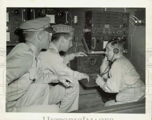 1944 Press Photo William Dickison and officers listen to radio at Scott Field