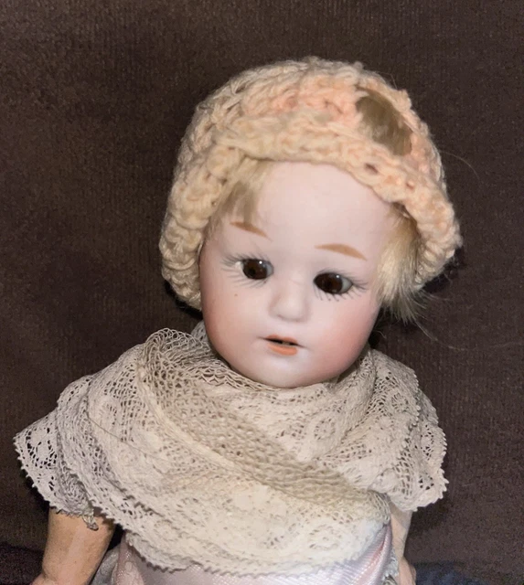 JOLIE POUPÉE ANCIENNE, tête et main en porcelaine sur socle EUR 15,00