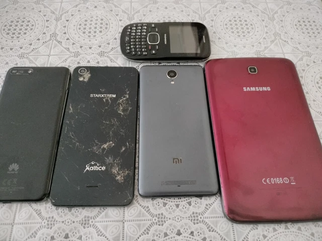 Un Lot De Téléphones Portables