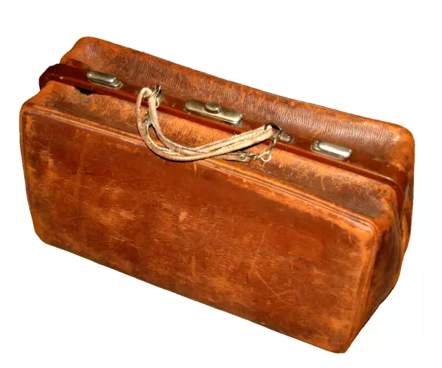 Omas alte Deko Tasche Hebammentasche Arzttasche Koffer original Leder 49x31x24
