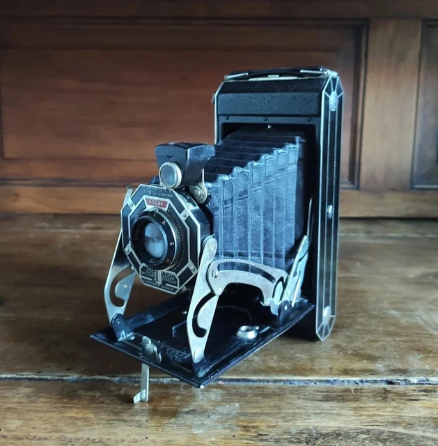 ancien appareil photo à soufflet KodaK et son étui en cuir