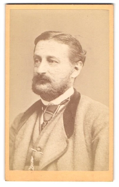 Fotografie Otto Reitmayer, München, Portrait Herr Carl Soratroy im Anzug mit Vo