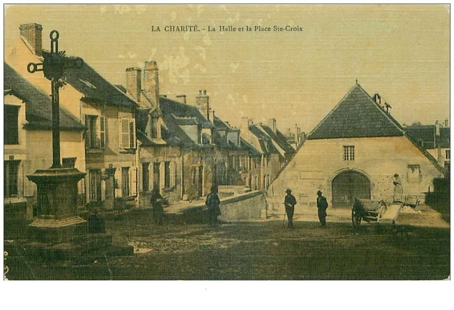 58.LA CHARITE SUR LOIRE.n°28814.LA HALLE ET LA PLACE STE CROIX.CP TOILLEE
