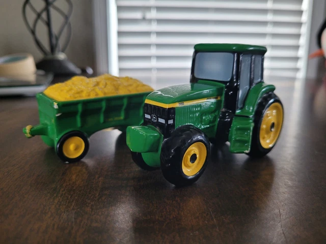 John Deere Vintage Tractor/Trailer Salt & Pepper Shaker Set Porcelain 1998