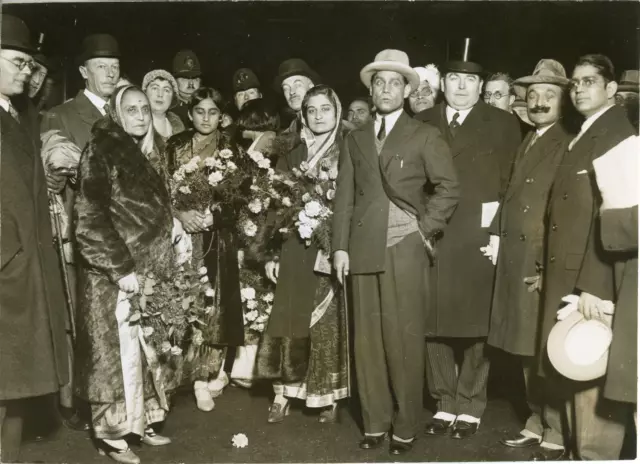 Sa Majesté le Nawab de Bhopal arrivé à Londres, 1930, Vintage silver print vinta