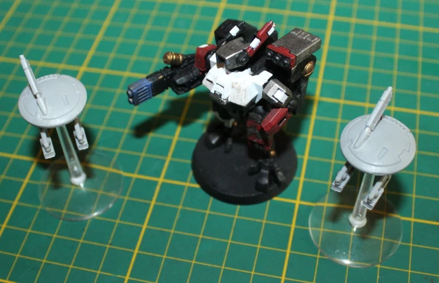 3 XV8 Crisis Battlesuits Warhammer 40K – Empire T'au – Figurines Plastique Occasion