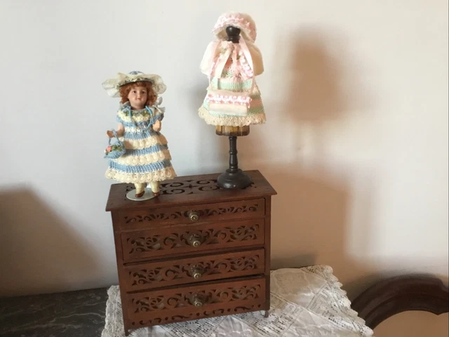 Ancienne Petite Poupée En Porcelaine à Identifier, Sortie De Grenier, à Nettoyer