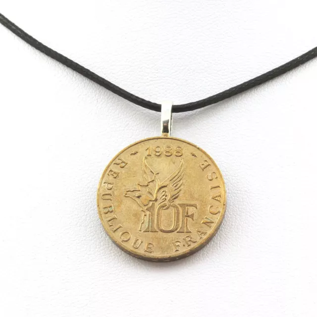 Collier pièce de monnaie France 10 francs Roland Garros. Cordon noir.