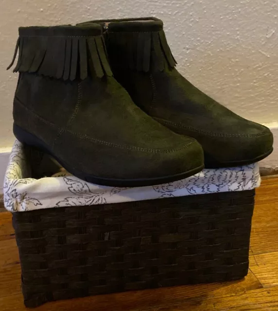 Comfortview Women’s Marion Olive Green Ankle Fringe Boots. Size 7.5. New W/O Box