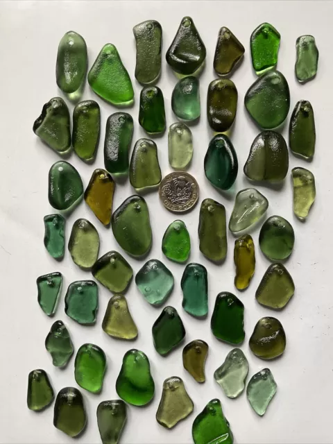 50 oben gebohrte Stücke Schottisches Meer Glas Grüntöne 99