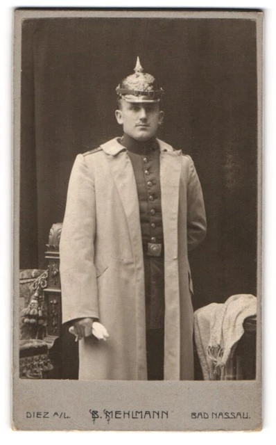 Fotografie B. Mehlmann, Diez a. L., Portrait Soldat in Uniform mit Mantel und P