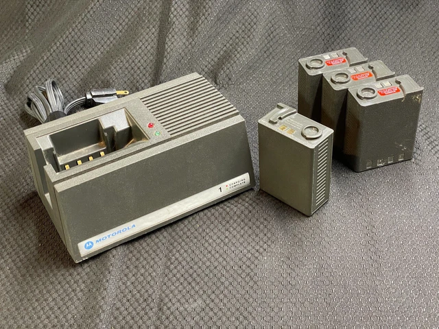 MOTOROLA MX-series HT battery charger, one good battery - Model NLN8858 MOTOROLA MX-series HT battery charger, one good battery - Model NLN8858