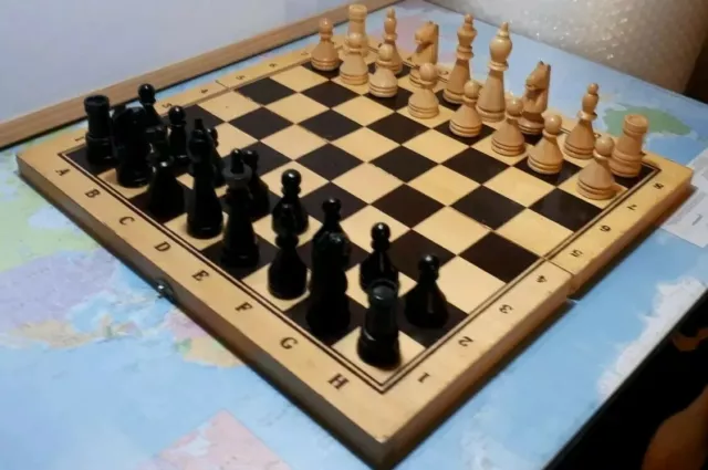 Jeu d'échecs valisette en bois  29,5 X 14,5 Cm,TBE ,Complet,voir photo svp