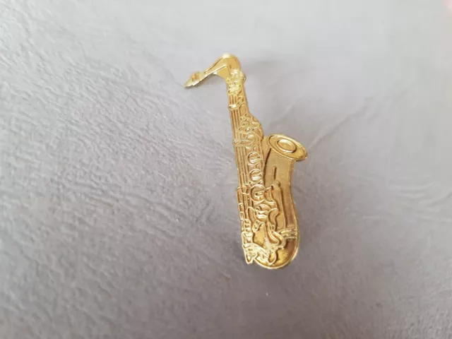 Pin's INSTRUMENT DE MUSIQUE - saxophone / saxophon - doré