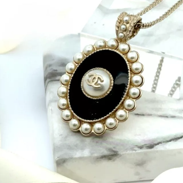 Pre-Owned Chanel 220314-805-4-ch Resin Pendant (Gold) (Good