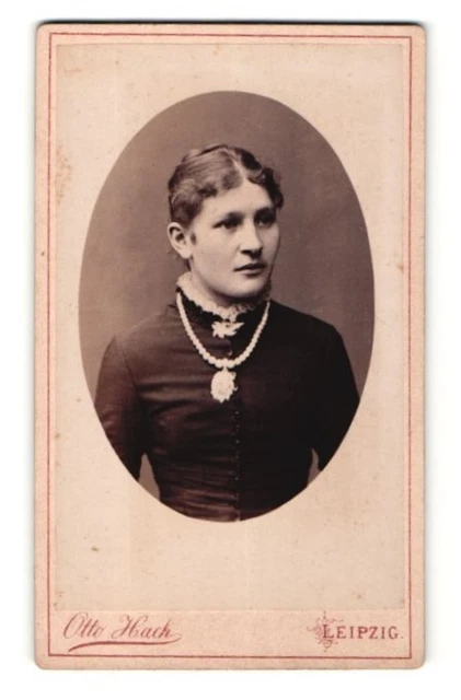 Fotografie Otto Hach, Leipzig, Portrait junge Dame mit Hochsteckfrisur und Hals
