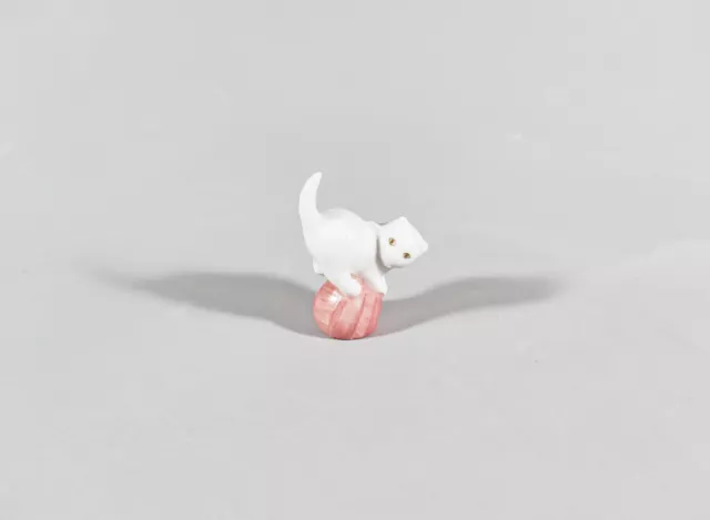 Herend, Little White Kitty Cat, Miniature Handpainted Porcelain Figurine (I211)